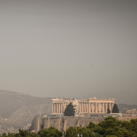 Αττική: Σύννεφο καπνού πάνω από το λεκανοπέδιο 