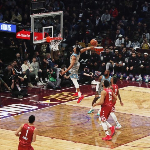 Ο Γιάννης Αντετοκούνμπο σε κάρφωμα στο All Star Game του NBA