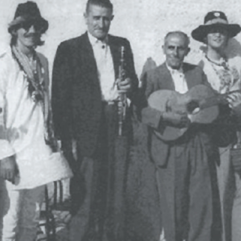 Oι γνωστοί Παγκρατιώτες οργανοπαίχτες Nώντας (κλαρίνο) και Mηνάς (κιθάρα) με κάτι Άγγλους θαυμαστές τους στο Άλσος Παγκρατίου την Άνοιξη του 1965