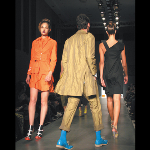 Φλούο καναρινί παπούτσια και διχτυωτά καλσόν με υπερμεγέθεις πέρλες...