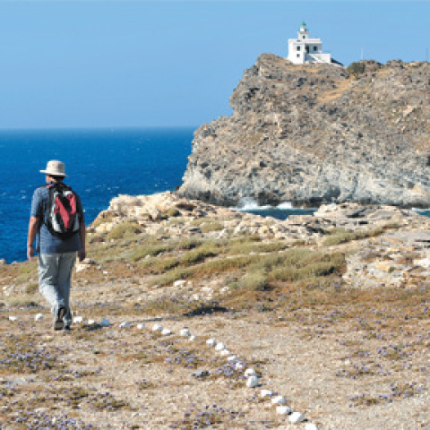 Ο Κ.Ζ. στο Πάρκο των Βράχων. Στο βάθος ο φάρος του Κόρακα.