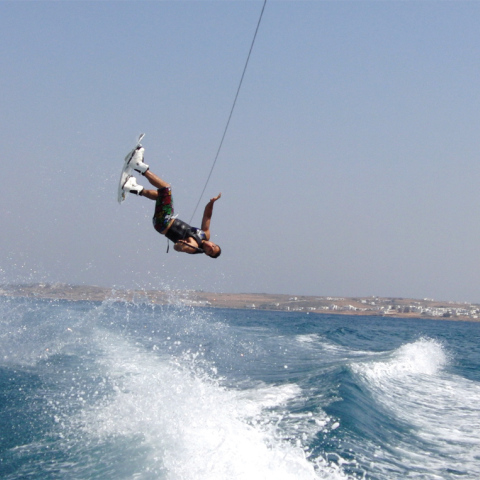 Ο Kώστας Παπαθανασίου πετάει χαμηλά