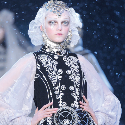 Φόρεμα με ελληνικά στοιχεία του Galliano (Φθιν.-Xειμ. 2009/2010)