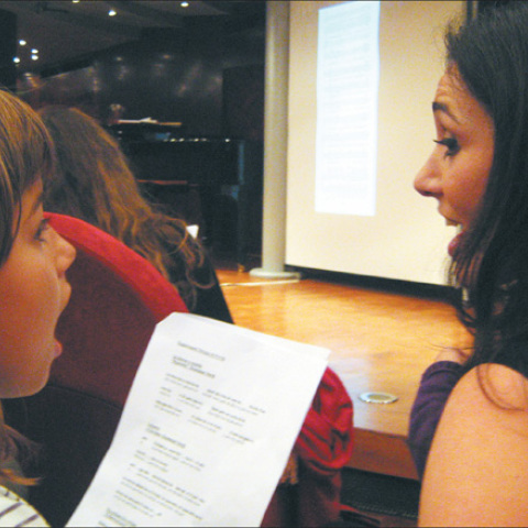 Η Κάτια Πάσχου σε απόλυτη συμφωνία με μια μικρή φίλη της όπερας