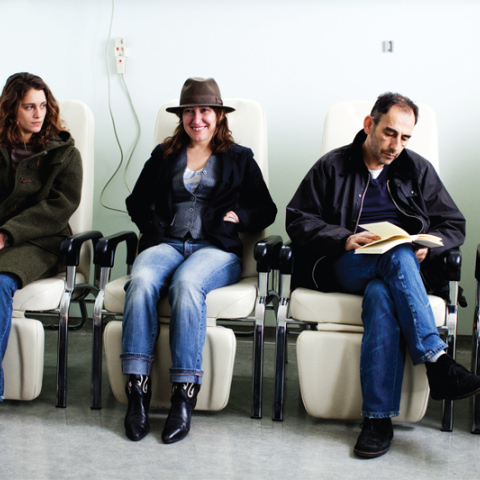 Η Αθηνά Τσαγγάρη ανάμεσα στους πρωταγωνιστές της ταινίας της, Αριάν Λαμπέντ και Βαγγέλη Μουρίκη