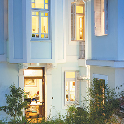 Ο Σταύρος Πετσόπουλος στο πολύ ωραίο οίκημα που στεγάζει τις εκδόσεις Άγρα