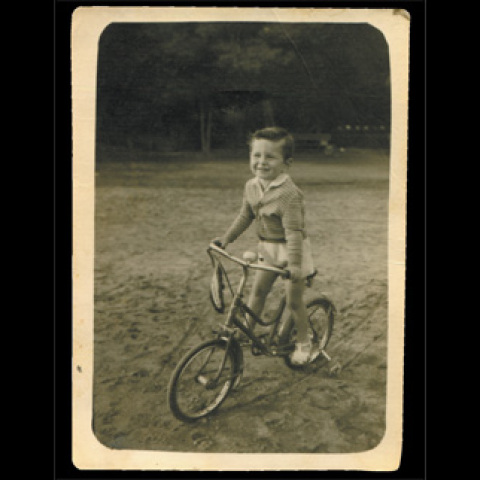 Ο Σπύρος Βούγιας σε ηλικία 4 ετών στο πάρκο του Λευκού Πύργου, Θεσσαλονίκη