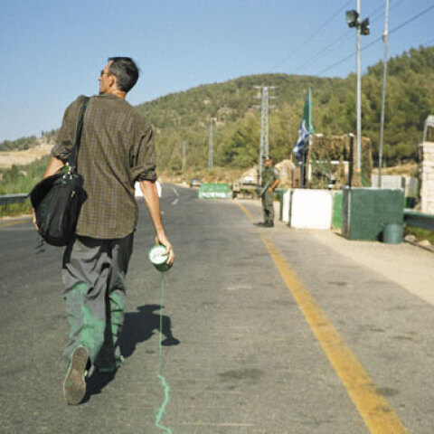 Francis Alys, «The Green Line» (Sometimes doing something poetic can become political and sometimes doing something political can become poetic), 2005. Courtesy: David Zwirner, New York.