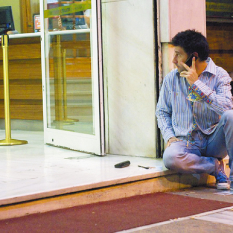 Ο Ορέστης Ανδρεαδάκης –για λίγο καιρό ξαποσταίνει– στην είσοδο του Αττικού