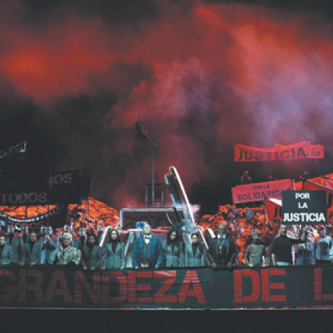 Από την παράσταση "Άνοδος και πτώση της πόλης Μαχαγκόννυ"