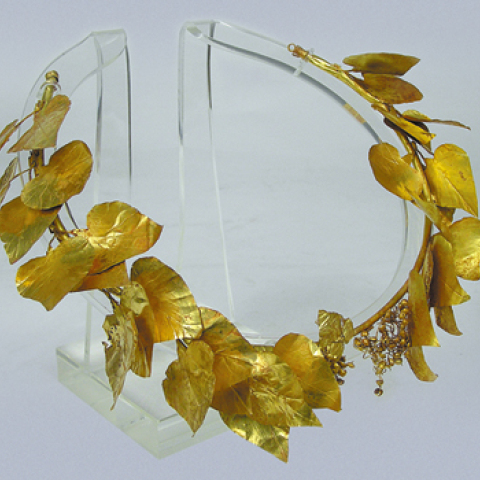 Χρυσό στεφάνι με φύλλα κισσού από το Καστελόριζο. Τέλη 4ου - αρχές 3ου αιώνα π.Χ. Αθήνα, Εθνικό Αρχαιολογικό Μουσείο (αρ. ευρ. Χρ. 1058)