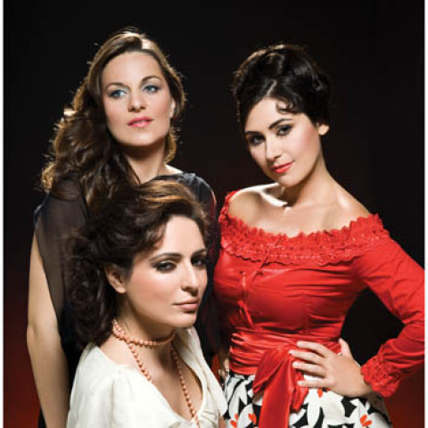 Από αριστερά: Μάιρα Μηλολιδάκη (Ρόμι Σνάιντερ), Κάτια Πάσχου (Σοφία Λόρεν), Μυρσίνη Μαργαρίτη (Φανί Αρντάν)