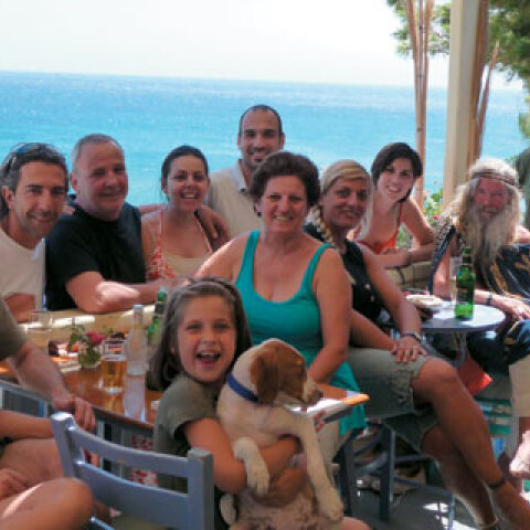 Τάσος Παυλόπουλος και φίλοι στο Καφενείο της Μαργαρίτας στην Ανάφη