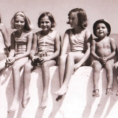 Ο Παύλος Γερουλάνος (δεξιά) με τα αδέλφια του και τα ξαδέλφια του στα Λέπεδα Παλικής