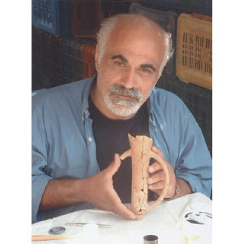 Ο Χρήστος Μπουλιώτης κρατώντας αγγείο από τον προϊστορικό οικισμό Κουκονήσι στον κόλπο του Μούδρου, 2005