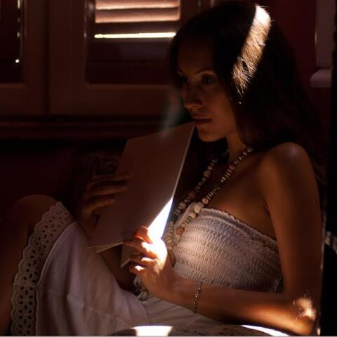 Η Fide Koksal μας στέλνει ένα τραγούδι κι ένα video