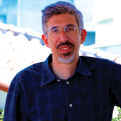 O διευθυντής της Art Athina, Αλέξης Κανιάρης.