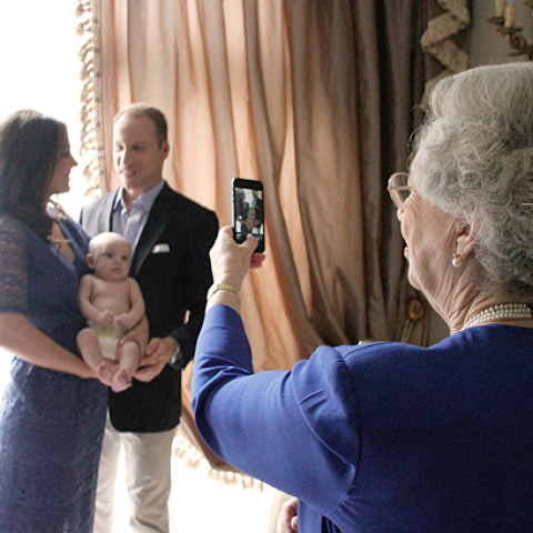 Η Alison Jackson, δημιουργεί αληθοφανείς φωτογραφίες με θέμα την Βασίλισσα Elizabeth, τον Prince William και την Kate Middleton.