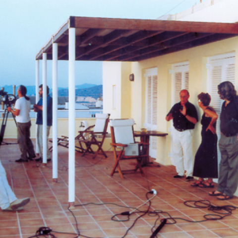 Ο Ανταίος Χρυσοστομίδης (αριστερά) στη διάρκεια των γυρισμάτων της εκπομπής «Οι κεραίες της εποχής μου» με τον συγγραφέα Αντόνιο Ταμπούκι στα Χανιά.