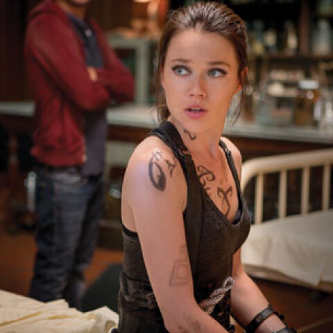 Η Λίλι Κόλινς στον ρόλο της Κλέρι