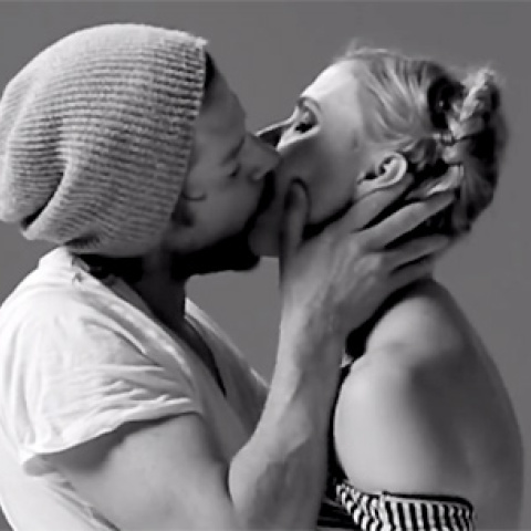 20 άγνωστοι φιλιούνται για πρώτη φορά