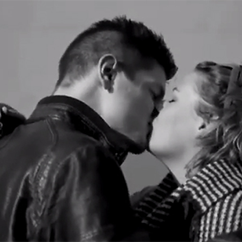 Άγνωστοι φιλιούνται στ’ αλήθεια για πρώτη φορά