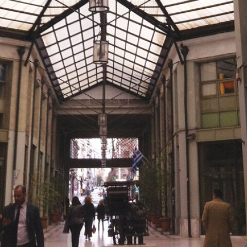 Στοά Νικολούδη, Φωτό: Ελεωνόρα Βερυκοκίδη, Βαγγέλης Τάτσης