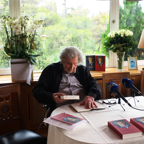 Ο Μίκης Θεοδωράκης στο σπίτι του