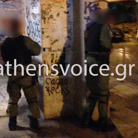 Επίθεση εναντίον των ΜΑΤ έξω από το ΠΑΣΟΚ