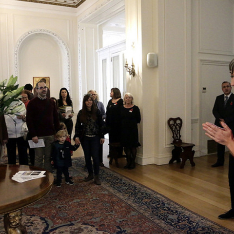 Η Πρέσβης Μs Kate Smith καλωσορίζει τους επισκέπτες στη Βρετανική Πρεσβευτική Κατοικία