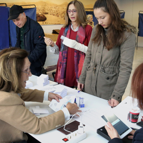 Φίλοι της Κεντροαριστεράς προσέρχονται να ψηφίσουν για την εκλογή του επικεφαλής του νέου ενιαίου πολιτικού φορέα της Κεντροαριστεράς, στο εκλογικό κέντρο του Πνευματικού Κέντρου του Δήμου Χολαργού, την Κυριακή 12 Νοεμβρίου 2017