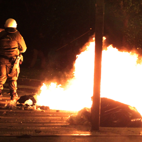 Μολότοφ τα ξημερώματα στο Πολυτεχνείο