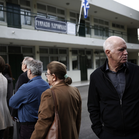 Ο Παπανδρέου ψήφισε, αφού περίμενε στην ουρά