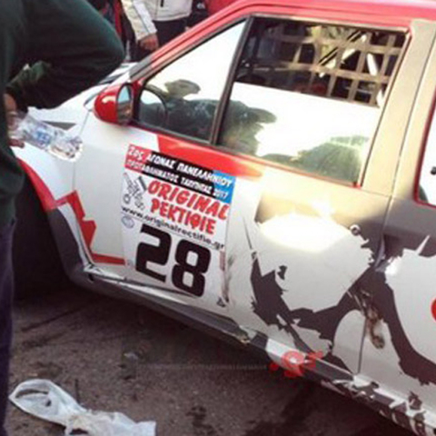 Η στιγμή που αυτοκίνητο πέφτει στο πλήθος σε αγώνες στην Τρίπολη (video)