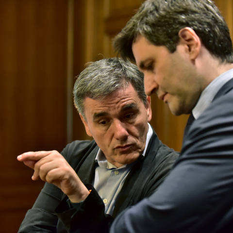 Πέφτουν κι άλλο αφορολόγητο, συντάξεις