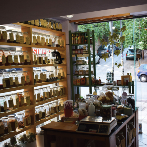 Πιπέρι στο στόμα, Μπαχαροπωλείο-Βοτανοπωλείο-Τειοπωλείο