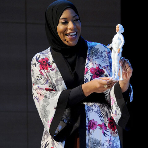 Η Ιμπντιχάτζ Μουχαμάντ παρουσίασε Barbie με Μουσουλμανική Μαντίλα 