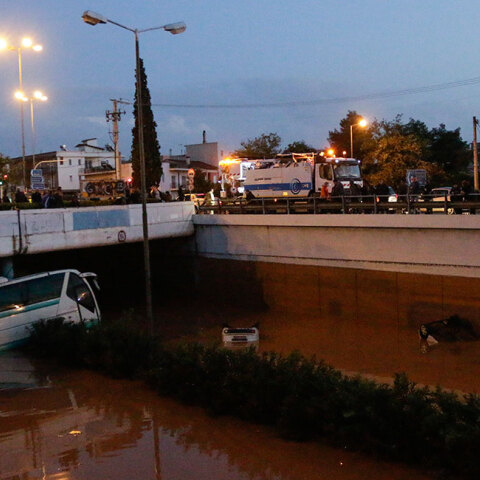 ΒΡΑΔΥΝΕΣ ΕΙΚΟΝΕΣ - ΠΛΗΜΜΥΡΕΣ ΣΤΗΝ ΕΘΝΙΚΗ ΟΔΟ ΣΤΟ ΥΨΟΣ ΤΗΣ ΕΛΕΥΣΙΝΑΣ