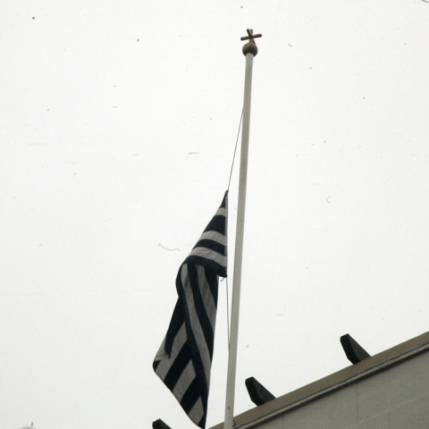 Μεσίστιες οι σημαίες στα σχολεία λόγω εθνικού πένθους