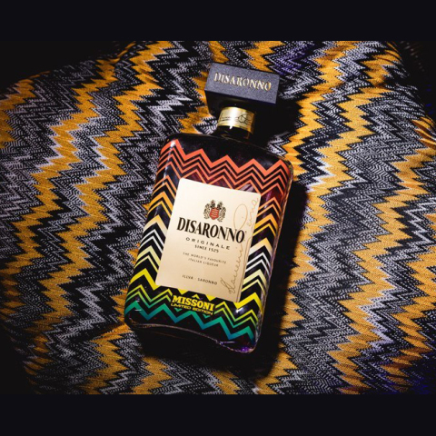 Το outfit του Disaronno φέτος αναλαμβάνει ο ιταλικός Οίκος MISSONI, δημιουργώντας μια μοναδικής κομψότητας και πρωτοτυπίας συλλεκτική φιάλη! 