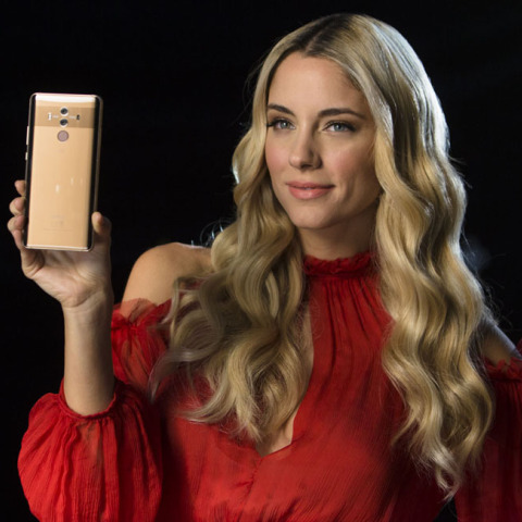 Η Δούκισσα Νομικού είναι το πρόσωπο της νέας σειράς smartphones Huawei Mate 10 series. Μία κορυφαία τηλεοπτική προσωπικότητα δεν θα μπορούσε να συμβιβαστεί με τίποτε λιγότερο από τις κορυφαίες συσκευές.