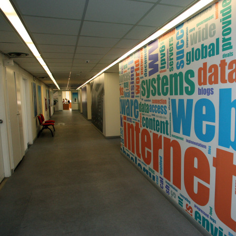 Και νεαρή γυναίκα για παιδική πορνογραφία