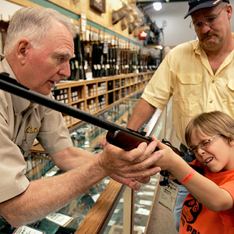 Πιο αυστηρούς ελέγχους πριν την πώληση όπλων θέλουν οι Αμερικανοί