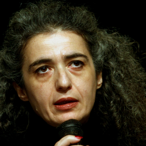 Ποια είναι η δικηγόρος που τραυματίστηκε από τη φωτοβολίδα των κουκουλοφόρων