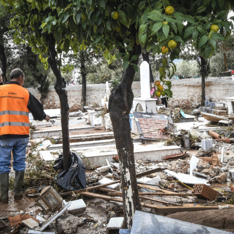 Δήμαρχος Μάνδρας: «Δεν μπορούμε να θάψουμε τους νεκρούς μας»