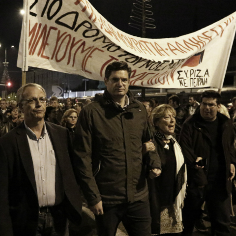 Γιούχα και αυγά στο μπλοκ του ΣΥΡΙΖΑ που προστάτευαν τα ΜΑΤ (video)