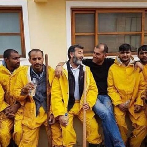 Πακιστανοί μετανάστες βοηθούν τους κατοίκους της Μάνδρας