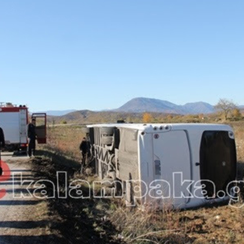 Ανατροπή ΚΤΕΛ στα Τρίκαλα - Τέσσερις επιβάτες προληπτικά στο νοσοκομείο 