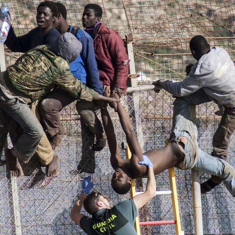 Ισπανία: Εκατοντάδες μετανάστες κρατούνται σε φυλακή κοντά στη Μάλαγα