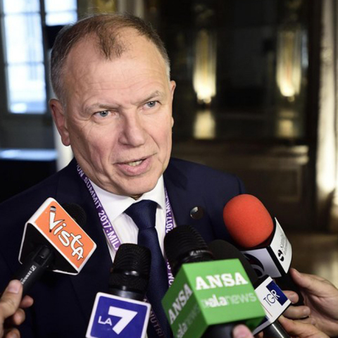 Ο Ευρωπαίος Επίτροπος Υγείας καλεί όσους τάσσονται κατά των εμβολίων «να κάνουν μια βόλτα στα ευρωπαϊκά νεκροταφεία»